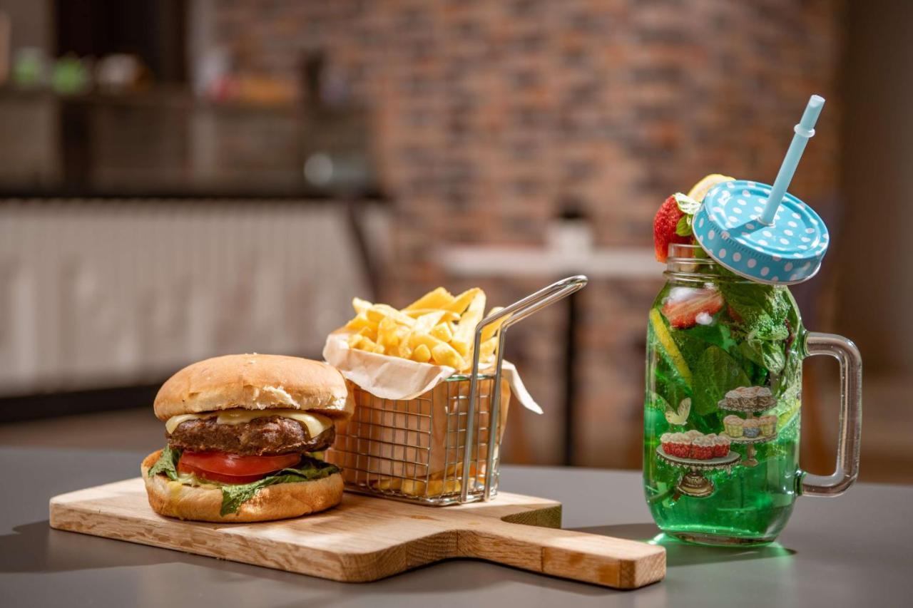Park Inn By Radisson Makkah Aziziyah La Meca Exterior foto The restaurant's signature "The Big Bang" burger